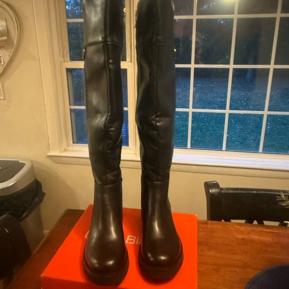 New with Box Italian Designer Laura Biagotti Knee High Boots- SZ 38 (US 8) - Picture 16 of 16